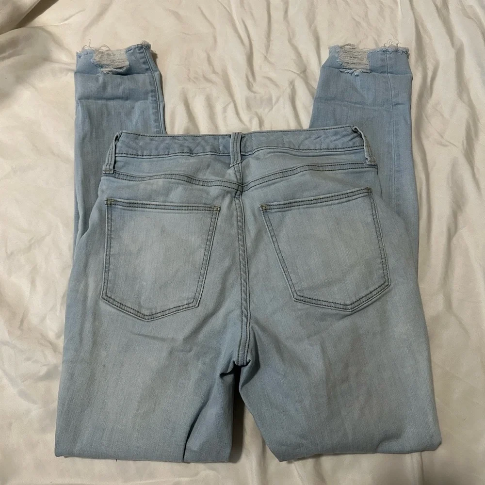 Universal Thread Light Wash Distressed High Rise Skinny Jeans size 6/28R - Picture 4 of 5